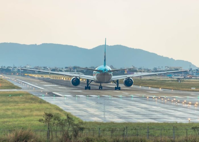 Οι επιβάτες γλιτώνουν οριακά την καταστροφή: Video ΣΟΚ στη απογείωση!