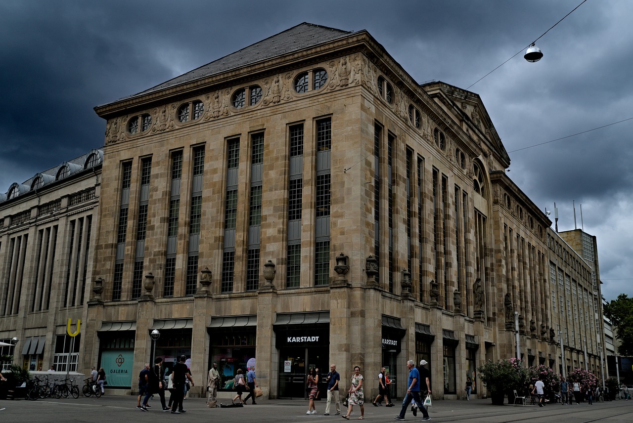 Οι εταιρικές επωνυμίες Kaufhof και Karstadt αποτελούν παρελθόν στη Γερμανία