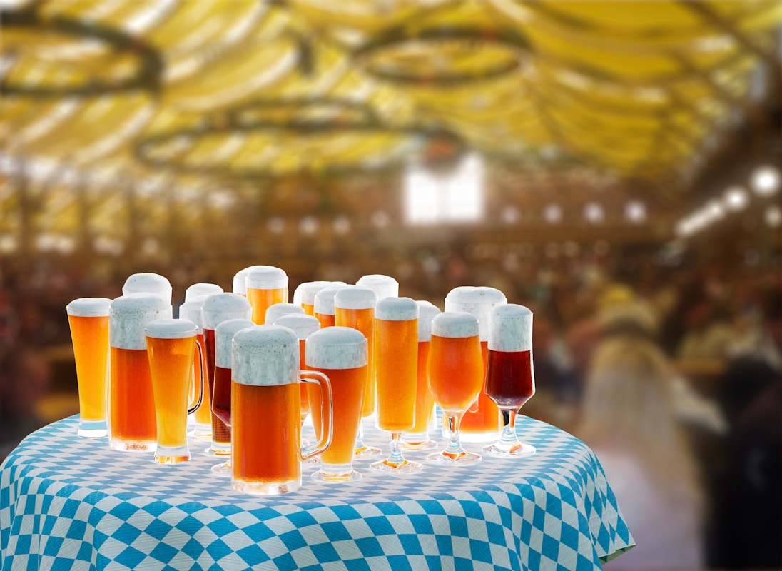 Μισθοί Oktoberfest: Πόσα χρήματα κερδίζουν ιδιοκτήτες σκηνών και σερβιτόροι;