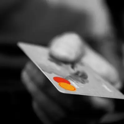 Γιατί πολλά καταστήματα αρνούνται τις πληρωμές με χρεωστικές κάρτες;